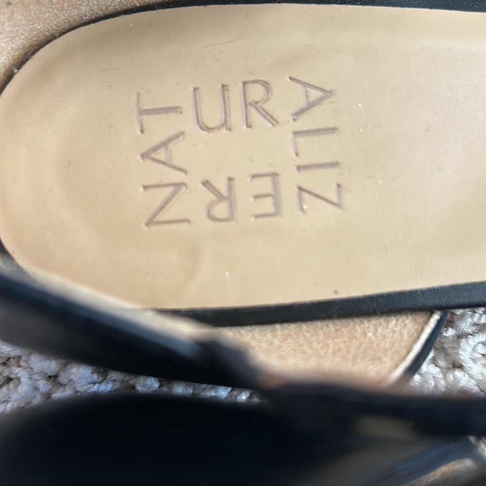 NATURALIZER⭐️Almost NEW🖤T-STRAP Pointed Black LEATHER FLATS. Worn ONCE 3 hours. - Picture 5 of 13